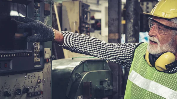 Trabajador de fábrica inteligente usando máquina en taller de fábrica — Foto de Stock