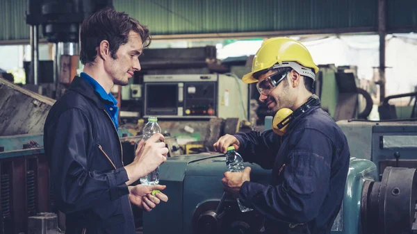 Trabalhadores da fábrica cansados fazendo uma pausa e conversando com colegas de trabalho na fábrica — Fotografia de Stock