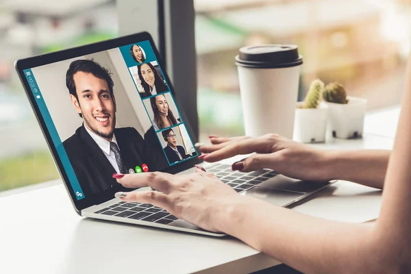 Réunion des gens d'affaires par vidéoconférence sur un lieu de travail virtuel ou un bureau distant — Photo