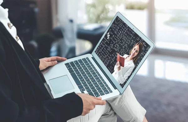 Öğrenci ve Üniversite Konsepti için E-öğrenim ve Çevrimiçi Eğitim. — Stok fotoğraf