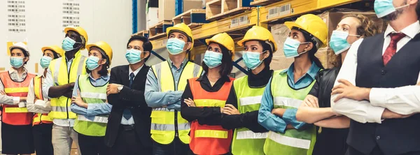 Gruppe von Fabrikarbeitern, die mit Mundschutz arbeiten, um Covid-19 zu verhindern — Stockfoto