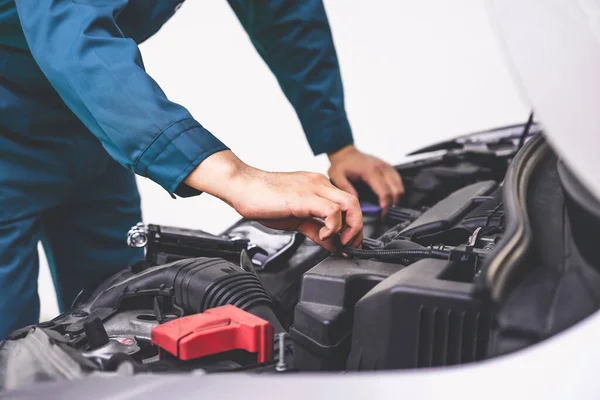 Mano meccanico professionale che fornisce servizio di riparazione e manutenzione auto — Foto Stock