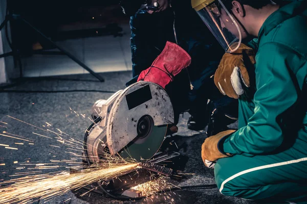 El hombre mecánico profesional está cortando metal de acero con cuchilla de carbono giratoria —  Fotos de Stock