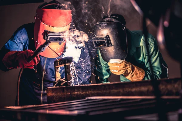 Trabajos de acero de soldadura de metal utilizando la máquina de soldadura por arco eléctrico —  Fotos de Stock