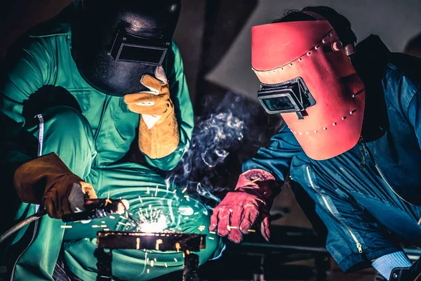 Trabajos de acero de soldadura de metal utilizando la máquina de soldadura por arco eléctrico —  Fotos de Stock
