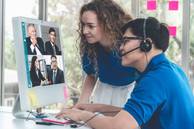 Sanal işyerinde ya da ücra bir ofiste grup iş adamları buluşması