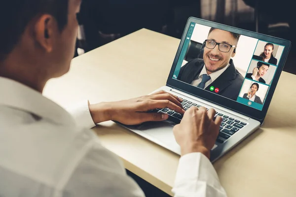 Встреча деловых людей по видеосвязи на виртуальном рабочем месте или в удаленном офисе — стоковое фото