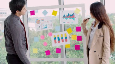 İş adamları proje planlama kurulunda çalışıyor