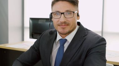 Ofiste çalışan kulaklık takan iş adamları.