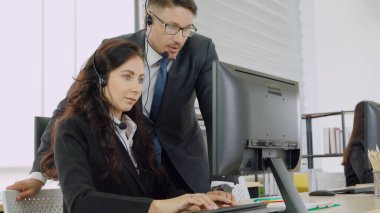 Ofiste çalışan kulaklık takan iş adamları.