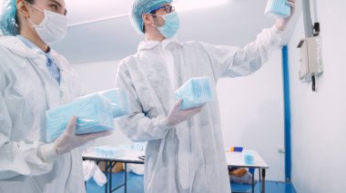 Modern fabrikada yüz maskesi üretim hattı