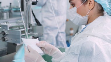 Modern fabrikada yüz maskesi üretim hattı