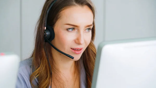 Geschäftsleute mit Headset arbeiten im Büro — Stockfoto