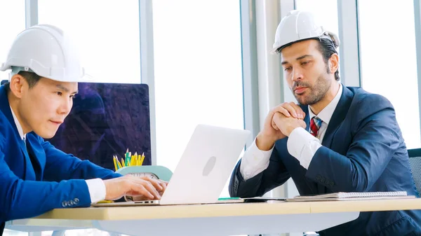 Reunião de engenheiros e arquitetos à mesa do escritório — Fotografia de Stock