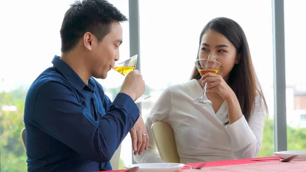 Glückliches romantisches Paar beim Mittagessen im Restaurant — Stockfoto
