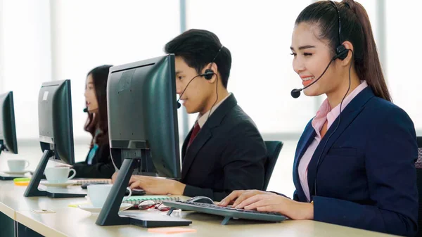 Geschäftsleute mit Headset arbeiten im Büro — Stockfoto