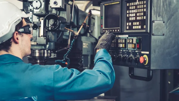 Fabrika atölyesinde makine kullanan akıllı bir fabrika işçisi — Stok fotoğraf