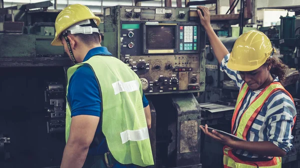 Grupo de trabajadores de la fábrica que utilizan equipos de máquinas en taller de fábrica —  Fotos de Stock