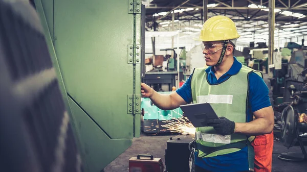 Trabalhador de fábrica inteligente usando a máquina na oficina de fábrica — Fotografia de Stock