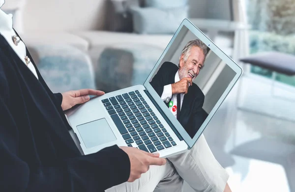 Videollamada reunión de gente de negocios en el lugar de trabajo virtual u oficina remota —  Fotos de Stock