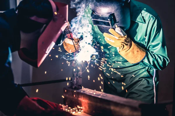 Metalen lassen staalfabrieken met behulp van elektrische boog lassen machine — Stockfoto