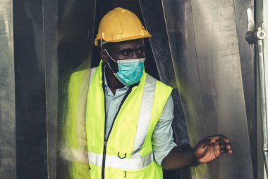 Covid-19 'u önlemek için maskeyle çalışan fabrika işçisi.