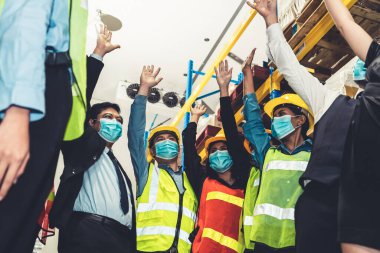 Covid-19 'u önlemek için maskeyle çalışan bir grup fabrika çalışanı.