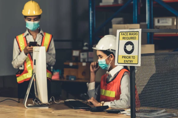 Fabrika işçileri için uyarı işareti Covid-19 'u önlemek için