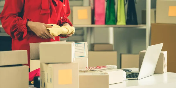 Vendedor on-line trabalha em casa escritório e embala caixa de entrega de transporte para o cliente. — Fotografia de Stock