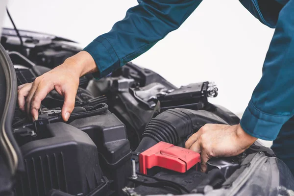 Professionelle Mechaniker Hand bietet Auto-Reparatur und Wartung — Stockfoto