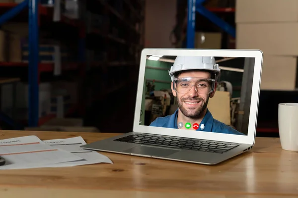 A raktár személyzete videohívással beszél a raktárban lévő számítógép képernyőjén — Stock Fotó
