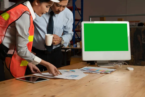 Computer mit grünem Bildschirm im Lagerraum — Stockfoto