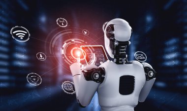 Küresel ağ bağlantısı için tablet bilgisayar kullanan robot insansı