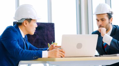 Mühendis ve mimar ofis masasında buluşuyor.