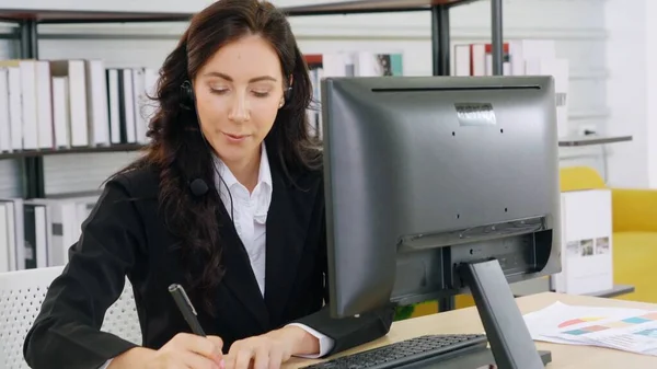 Geschäftsleute mit Headset arbeiten im Büro — Stockfoto