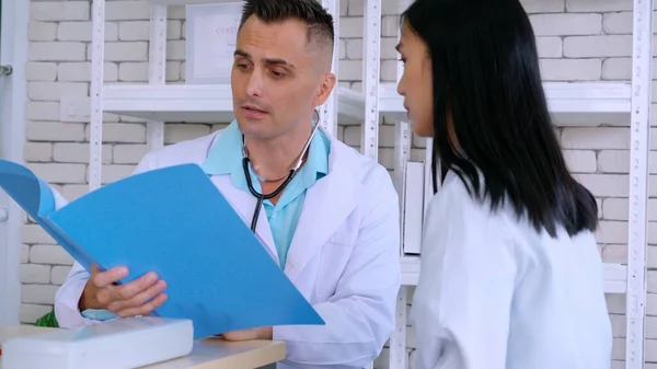 Doutor em uniforme profissional examinando paciente no hospital — Fotografia de Stock