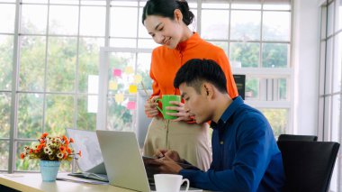 İki iş adamı ofiste proje stratejisi hakkında konuşuyor