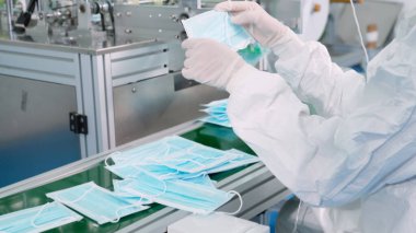 Modern fabrikada yüz maskesi üretim hattı