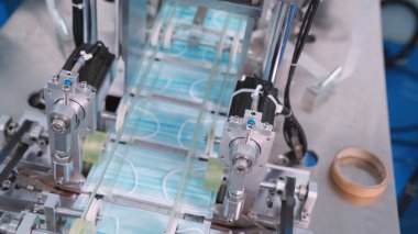 Modern fabrikada yüz maskesi üretim hattı