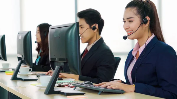 Biznesmeni noszący słuchawki pracujący w biurze — Zdjęcie stockowe
