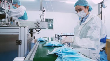 Modern fabrikada yüz maskesi üretim hattı