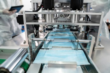 Modern fabrikada yüz maskesi üretim hattı