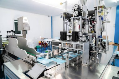 Modern fabrikada yüz maskesi üretim hattı