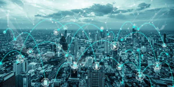 Comunicación avanzada y conexión global a Internet en la ciudad inteligente — Foto de Stock