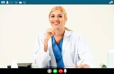 Doktor, teletıp ve tele-sağlık hizmetleri için görüntülü konuşma yapıyor.