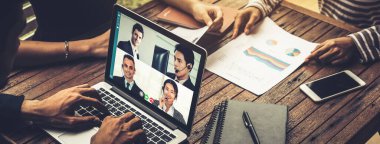 Sanal işyerinde ya da ücra bir ofiste grup iş adamları buluşması