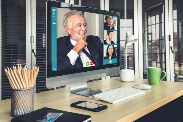 Réunion des gens d'affaires par vidéoconférence sur un lieu de travail virtuel ou un bureau distant — Photo