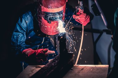 Metal kaynak çeliği, elektrik yay kaynak makinesi ile çalışır.