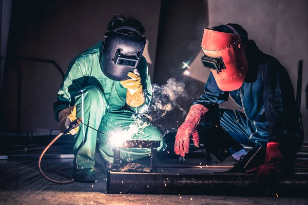 Travaux de soudage des métaux en acier utilisant une machine de soudage à l'arc électrique — Photo