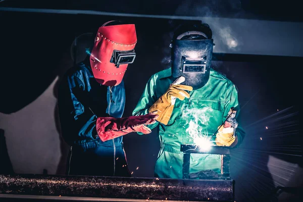 Travaux de soudage des métaux en acier utilisant une machine de soudage à l'arc électrique — Photo